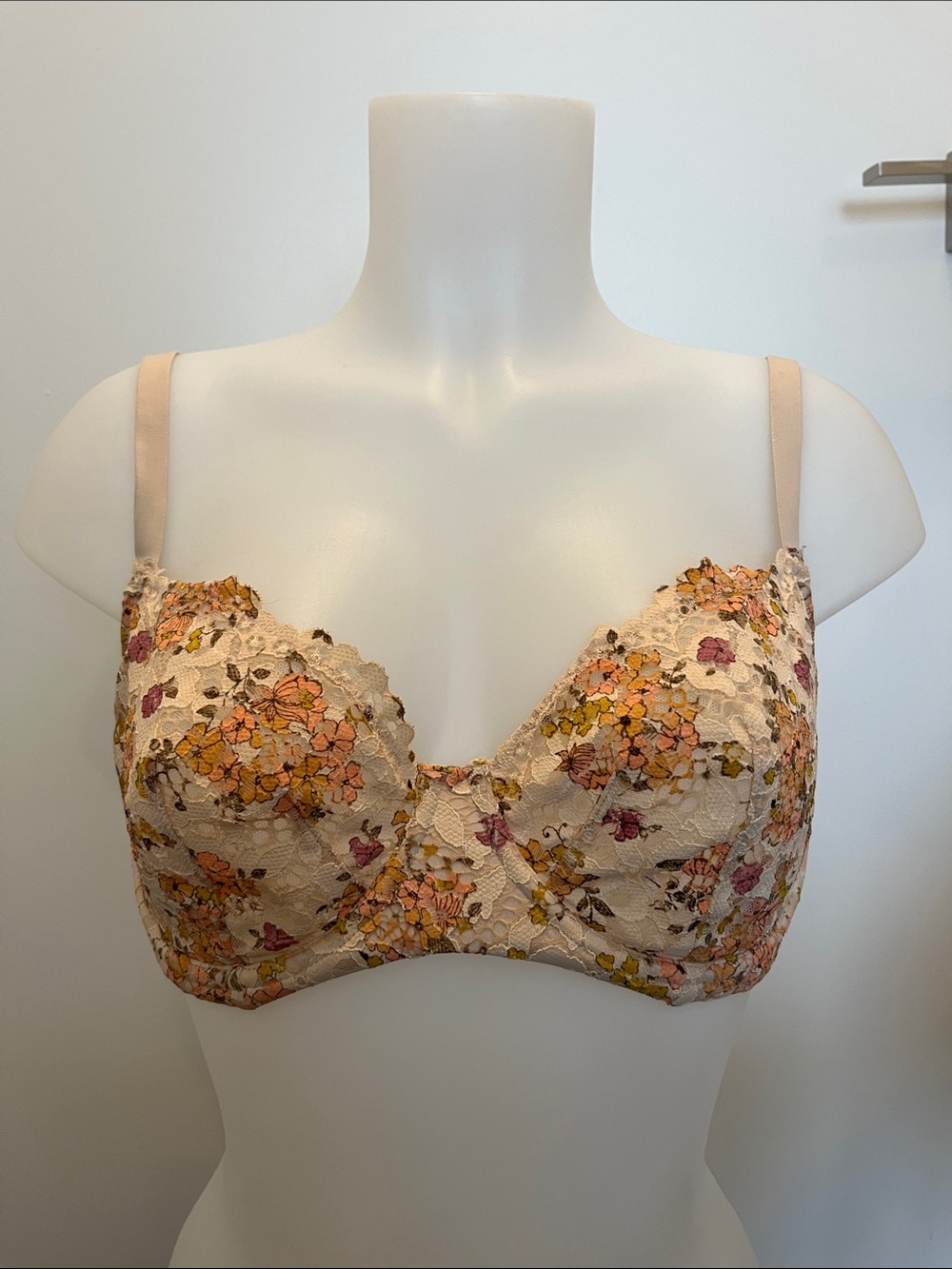 Victoria’s Secret Floral Lace unlined Underwire Bra, size 34DDD, like new